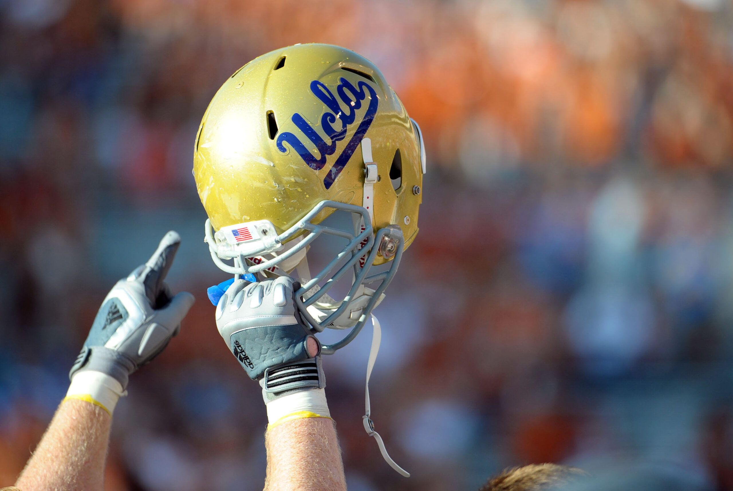 UCLA Bruins Secure 4-Star QB Dermaricus Davis, Transfer From Washington 3 NCAA Football: UCLA Bruins at Texas