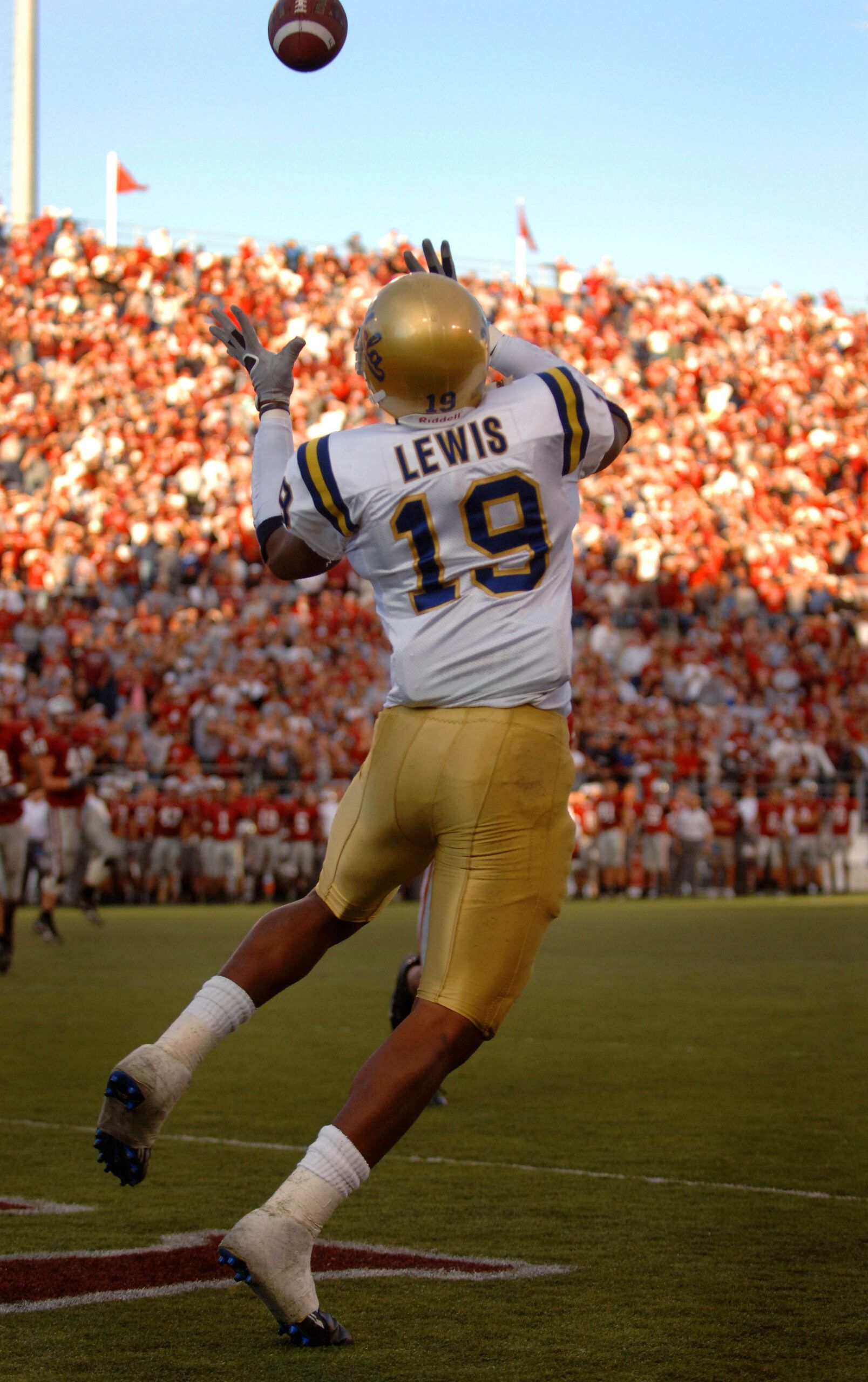 UCLA Football Legend Signs 19th Season Deal, Chases Historic TE Mark 2 NCAA 2005 Football: UCLA Football at Washington State Cougars