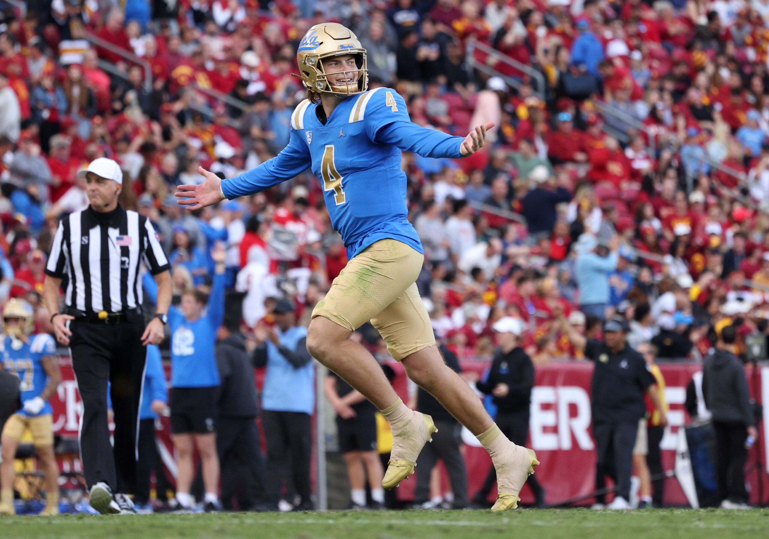 NCAA Football: UCLA at Southern California | UCLA Bruins Quarterback Ethan Garbers