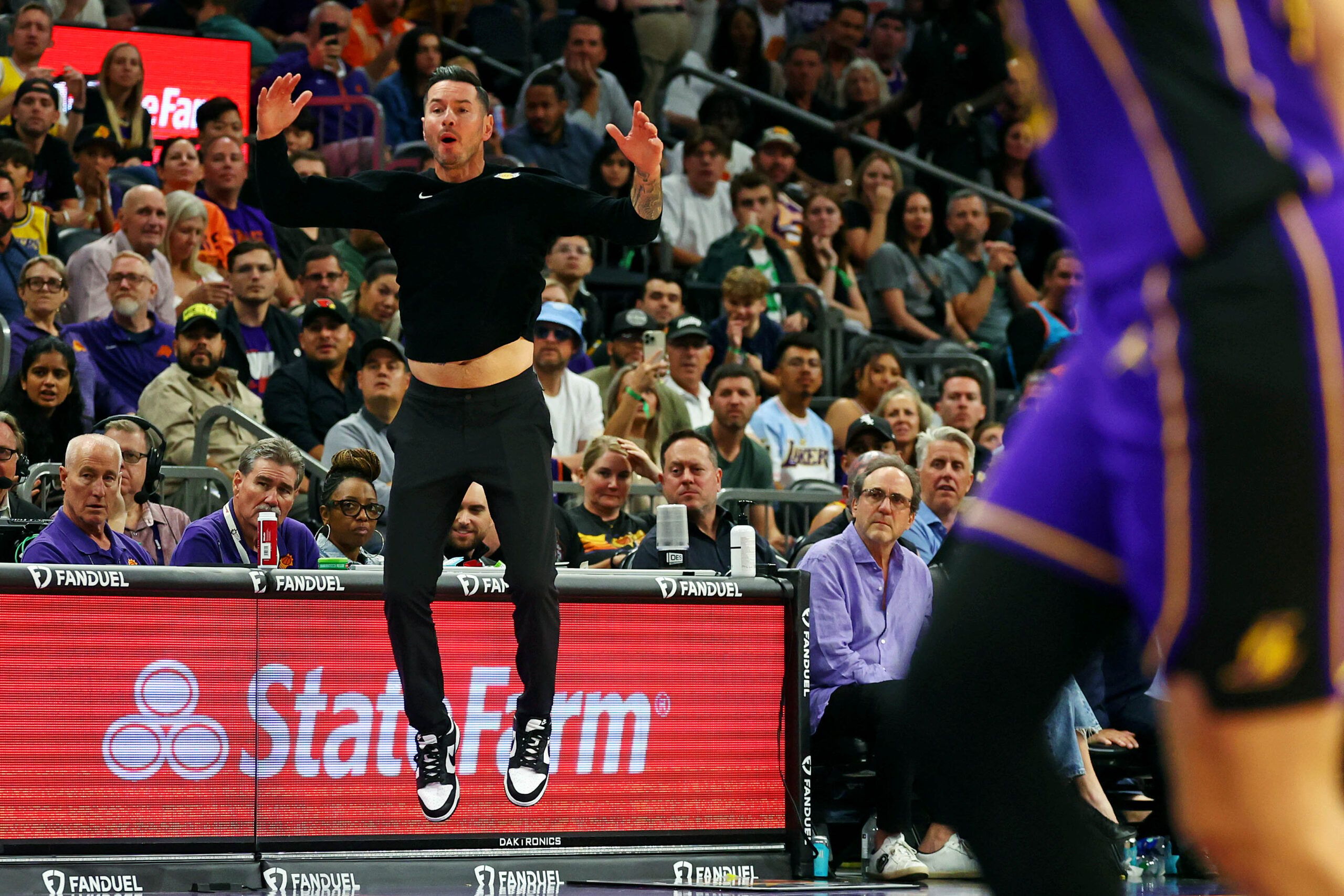 JJ Redick's Glaring Difference In Lakers’ First Loss Highlights Darvin Ham's Failed Tenure 3 NBA: Los Angeles Lakers at Phoenix Suns | Head Coach JJ Redick