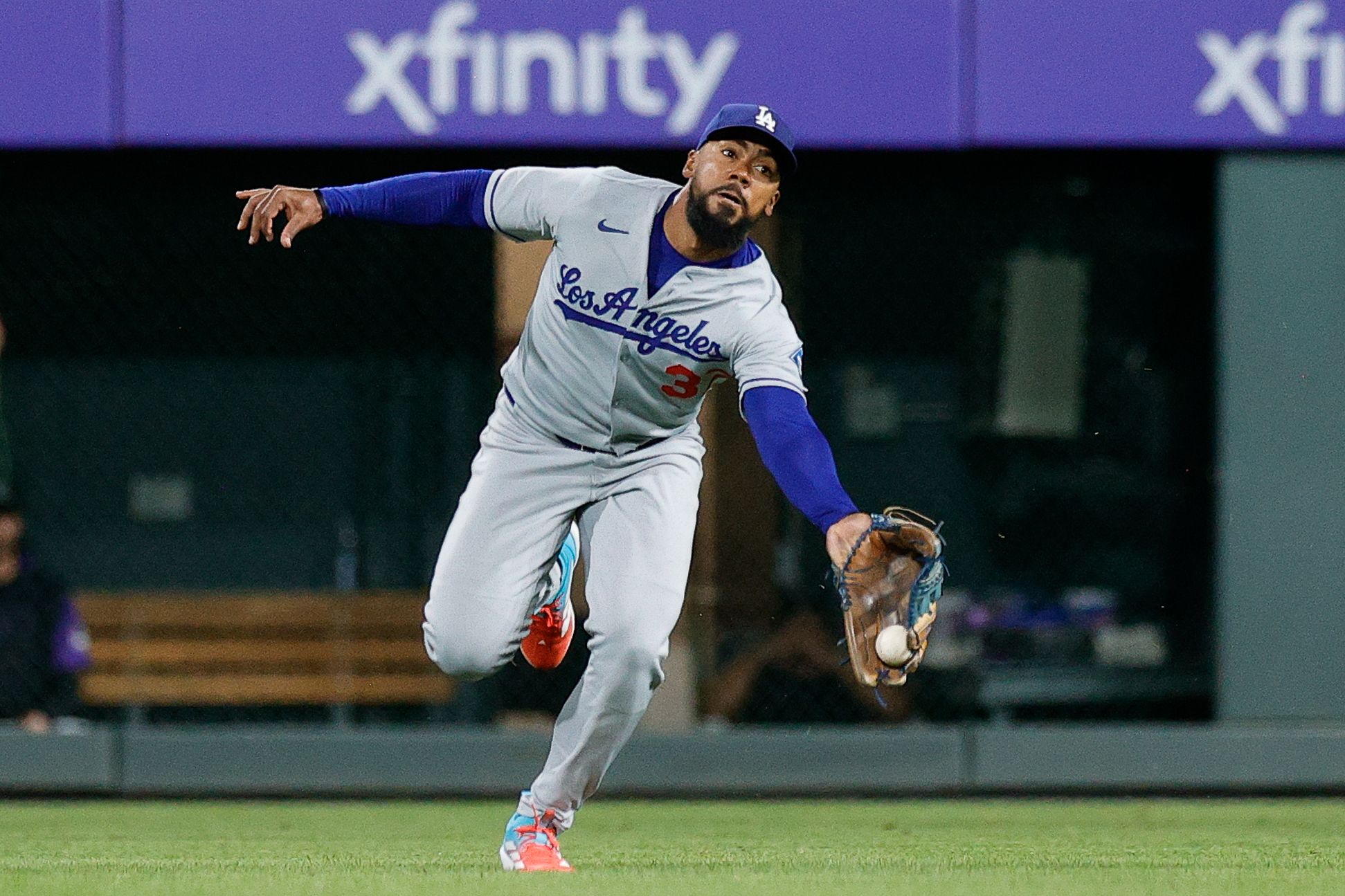 Dodgers' Roberts Critiques Hernández Amid Postseason Concerns