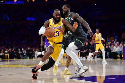 Everyone Saw LeBron James Writhing In Pain, Was It A Flop Or Legit? 2 Everyone Saw LeBron James Writhing In Pain, Was It A Flop Or Legit?