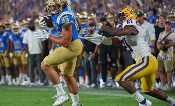 UCLA Bruins Tight End Greg Dulcich. Photo Credit: Don Liebig/ASUCLA