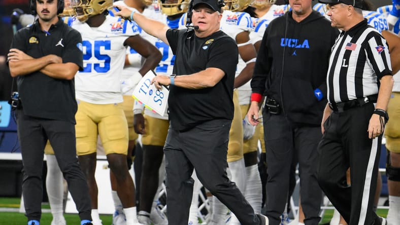 Chip Kelly’s Shocking Departure From UCLA Football: Your Comprehensive Guide 3 NCAA Football: LA Bowl-UCLA at Boise State