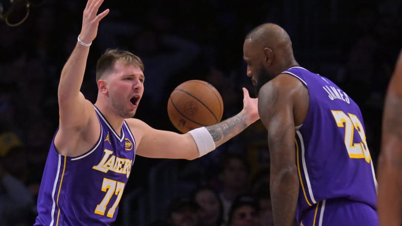Lakers Now Shut Out of Blockbuster Trade, Sources Say 4 NBA: San Antonio Spurs at Los Angeles Lakers