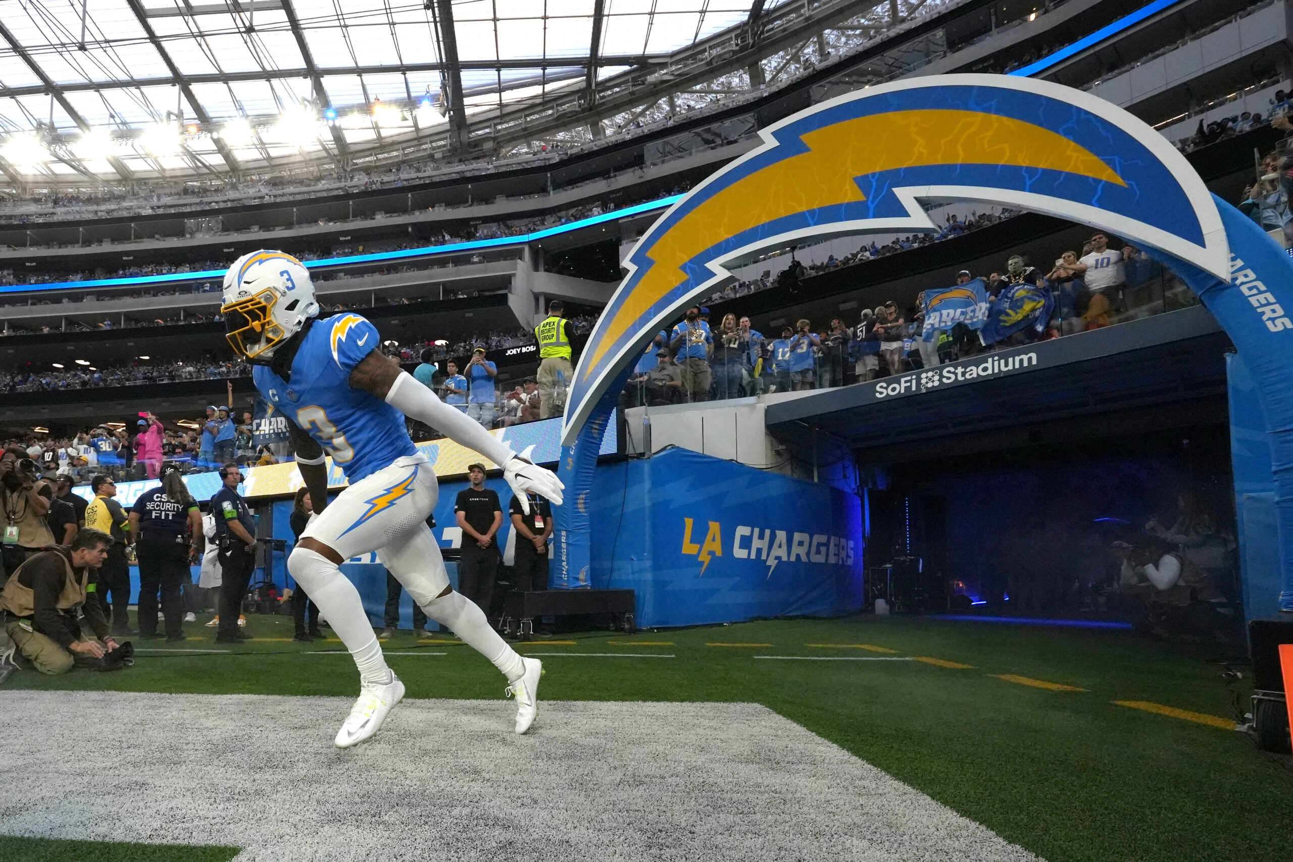 Predicting The Los Angeles Chargers Most Improved Defensive Players of 2024 3 NFL: Chicago Bears at Los Angeles Chargers