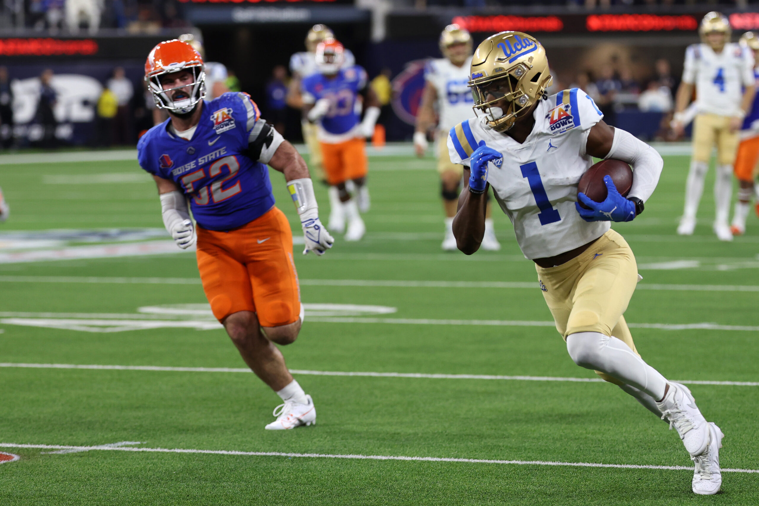 UCLA Bruins WR Stunned By New Pro-Style Offense 5 NCAA Football: LA Bowl-UCLA Bruins at Boise State