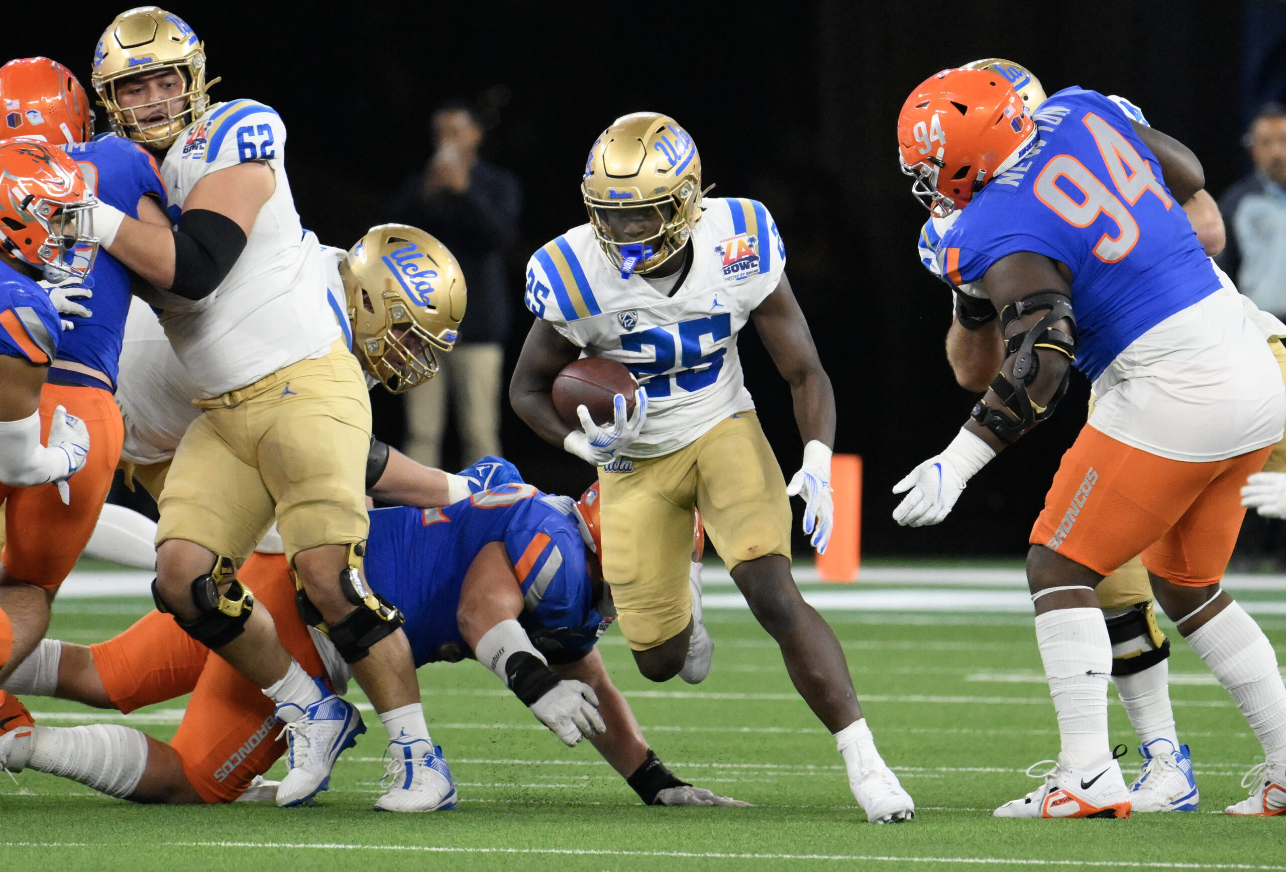 Can UCLA Bruins Offensive Line Survive LSU's Brutal Defense? 5 NCAA Football: LA Bowl-UCLA Bruins at Boise State