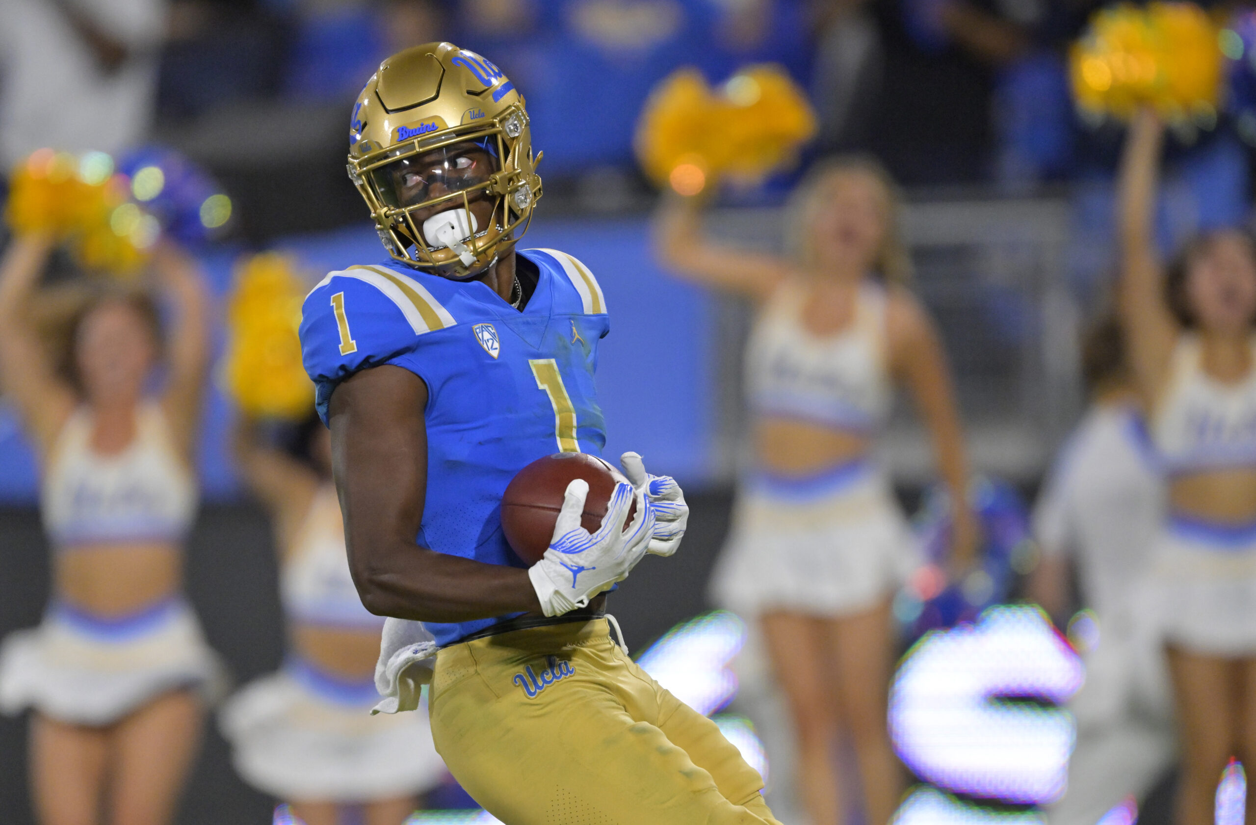 Should Justyn Martin Get The Nod At QB For UCLA Bruins Against Minnesota Gophers? 4 NCAA Football: Coastal Carolina at UCLA Bruins