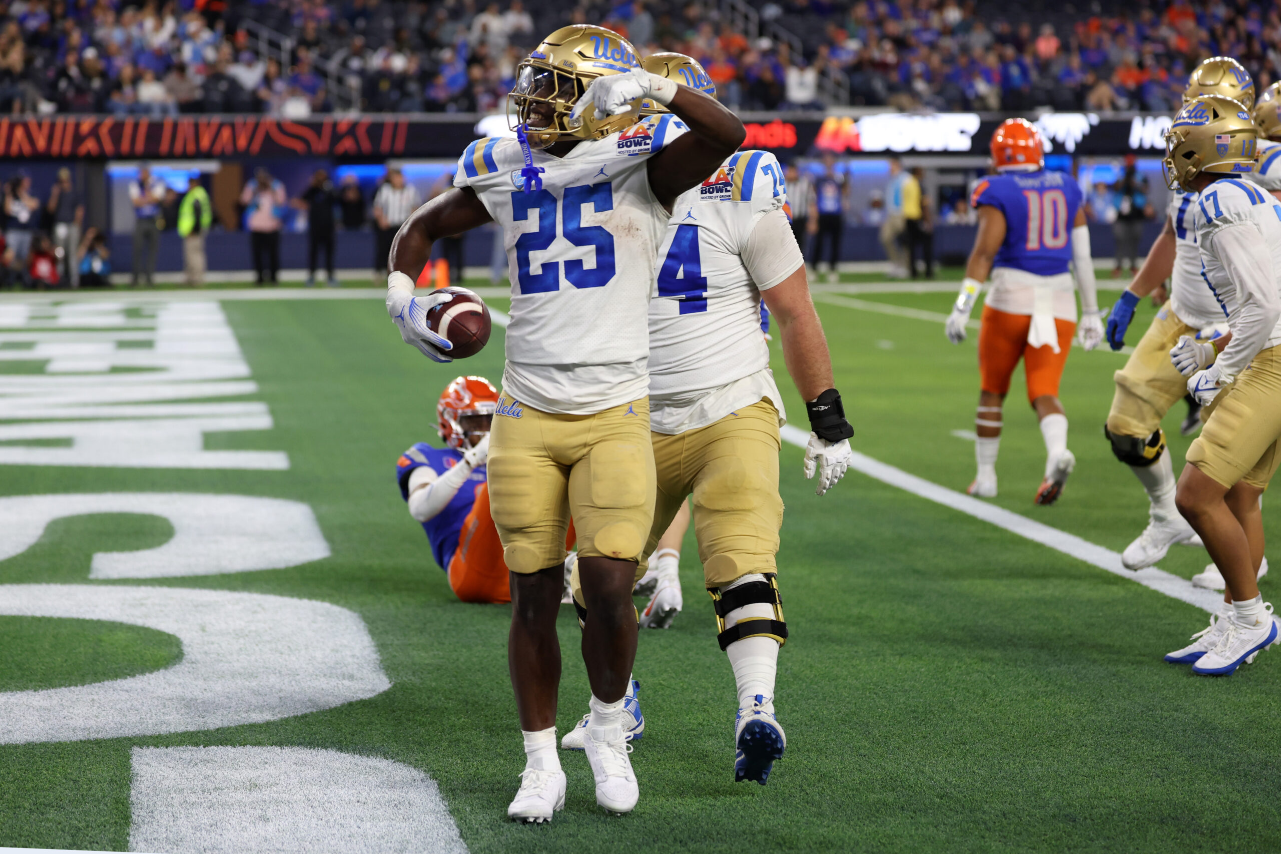 UCLA Bruins Find Offense In Unexpected Places 5 NCAA Football: LA Bowl-UCLA at Boise State
