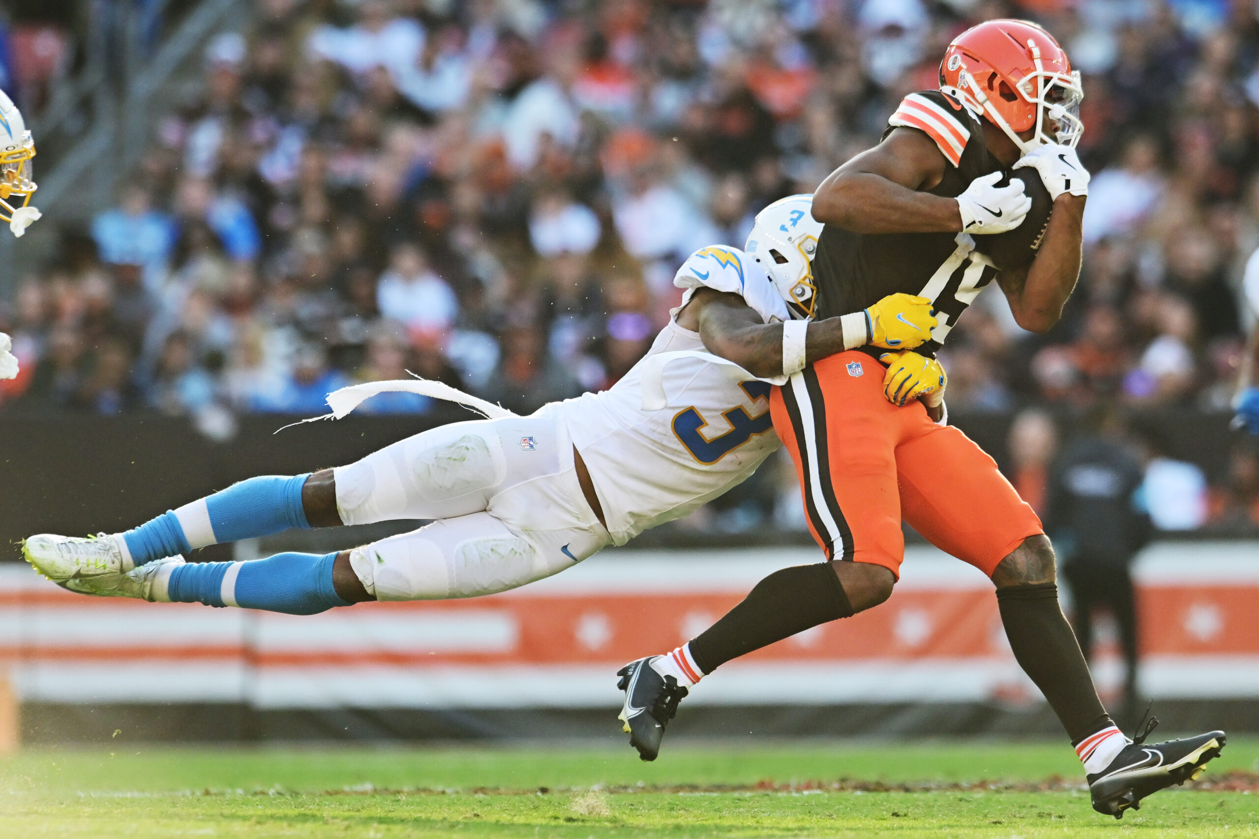 How the Chargers Have Built One of the Best Defenses 5 NFL: Los Angeles Chargers at Cleveland Browns